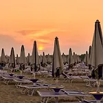 Bright With Swimming Pool And Solarium Apartamento Bibione